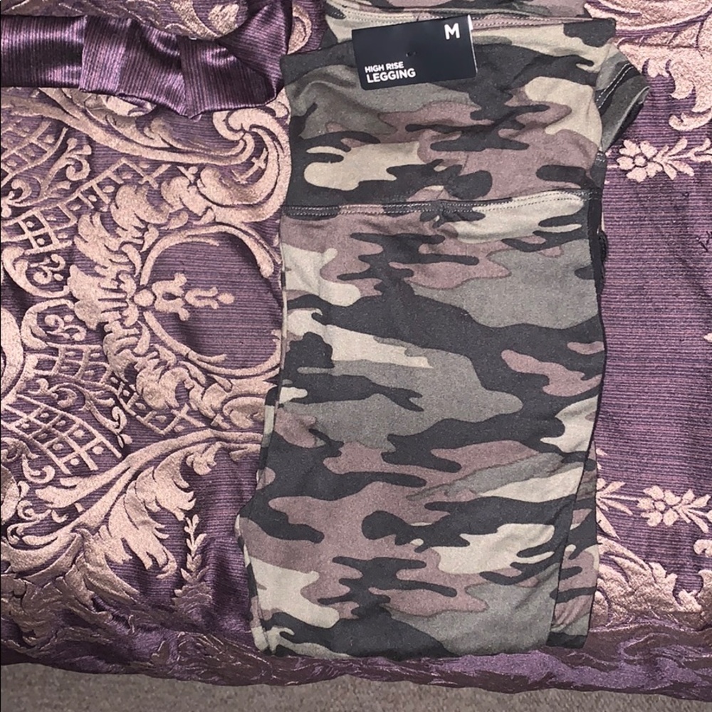 High rise camo print leggings with black tie knot